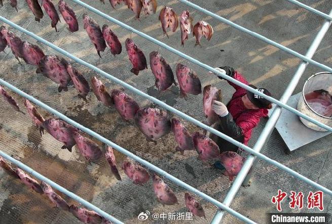 浙江杭州乡村鱼干生产忙 应对年货订单高峰