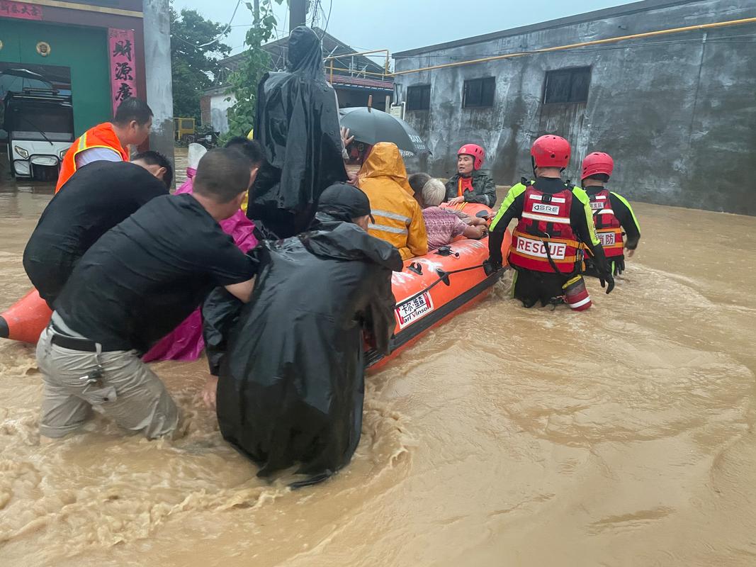 西双版纳连续降雨引发汛情 多方力量迅速救援