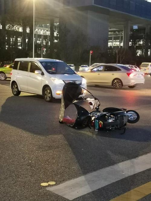四川南充一小车撞向多辆电动车,现场一片狼藉,伤者已送医