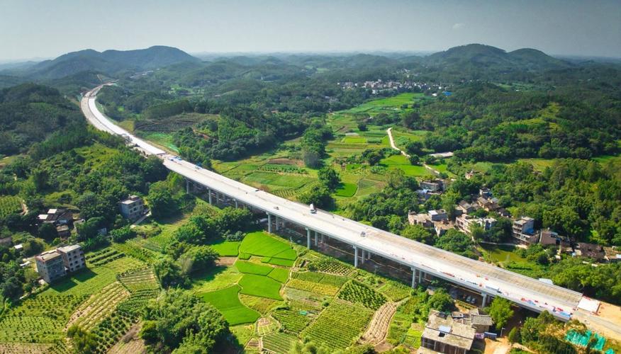 广西:南湛高速公路建设有序推进