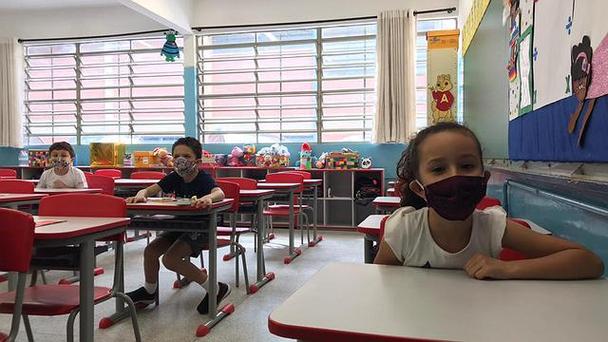 “帐篷学校”陆续开课 震区生活秩序逐步恢复