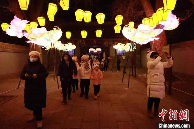 (新春走基层)自贡彩灯“点亮”漠南古镇新春夜生活