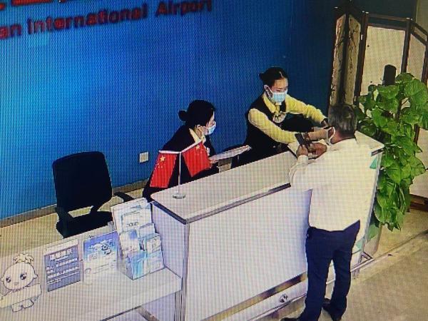 乘客丢失4万卢布及证件 的哥多方寻找终归还