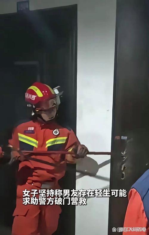 洋浦一猪圈起火 消防人员紧急到场扑救