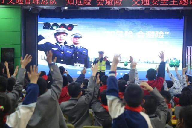 云南交警进校播撒交通安全种子