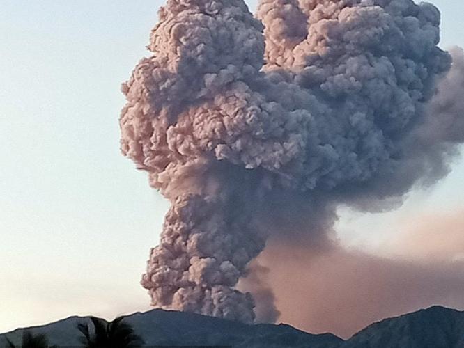 印尼伊布火山发生喷发 火山灰柱达7公里