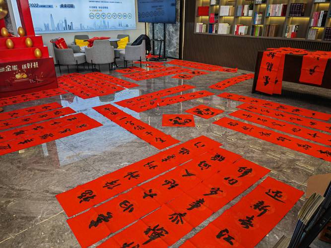 各地年味渐浓,对联年画等年俗产品销售火爆