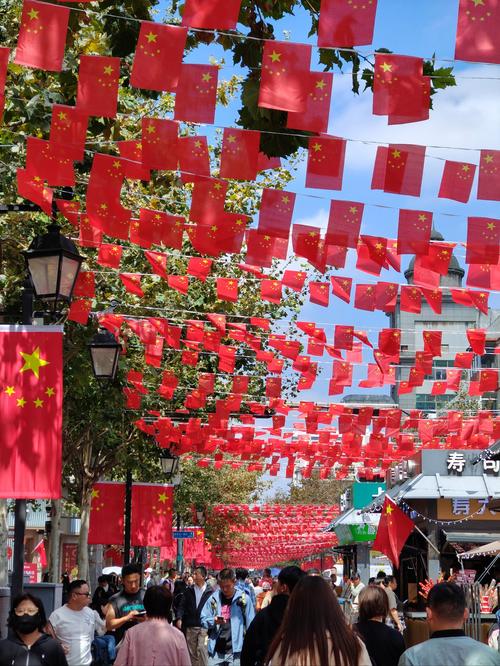 国庆氛围感拉满!祖国大街小巷披上“中国红”