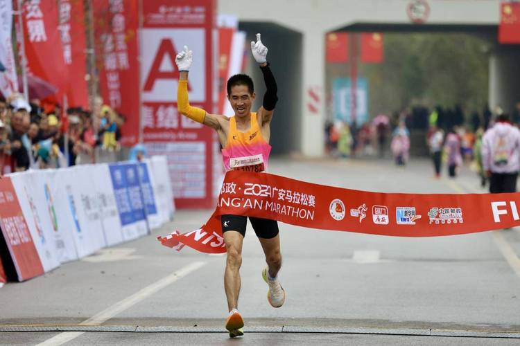 2024广安马拉松赛开跑 中国选手黄菲刷新女子全马纪录