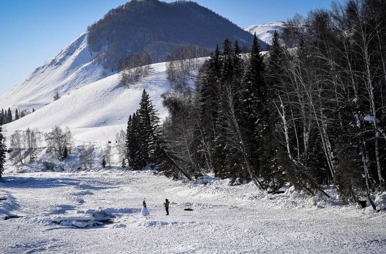 新疆多地冰雪旅游持续升温 独特冬日美景让游客沉醉其中