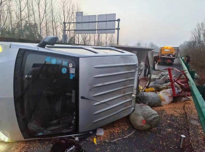 司机高速上疲劳驾驶 重型半挂车追尾轻型货车