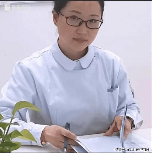 上海这一幕惊心动魄!妻子全身青紫,丈夫在一旁跪地痛哭!黄衣女子找到了,心疼