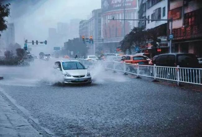 暴雨蓝色预警:湖南南部、广东南部沿海等地局地有大暴雨