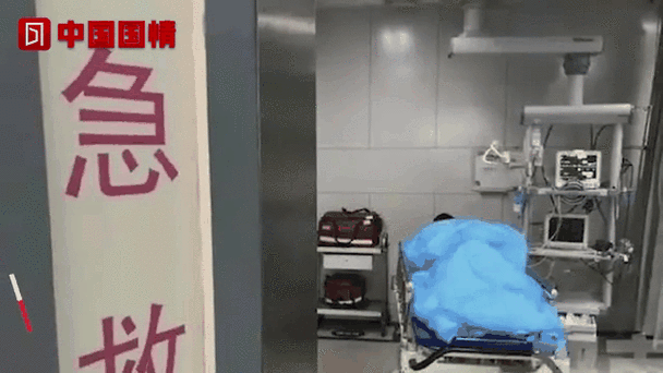 乘客在飞机上突发哮喘呼吸困难 获医院副院长出手相助脱离生命危险