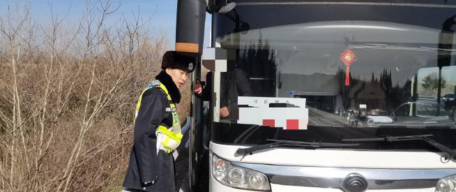 旅游中巴返程故障抛锚,高速交警迅速转运救援