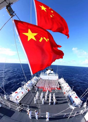 “自豪感油然而生!”他们高举五星红旗送别祖国军舰