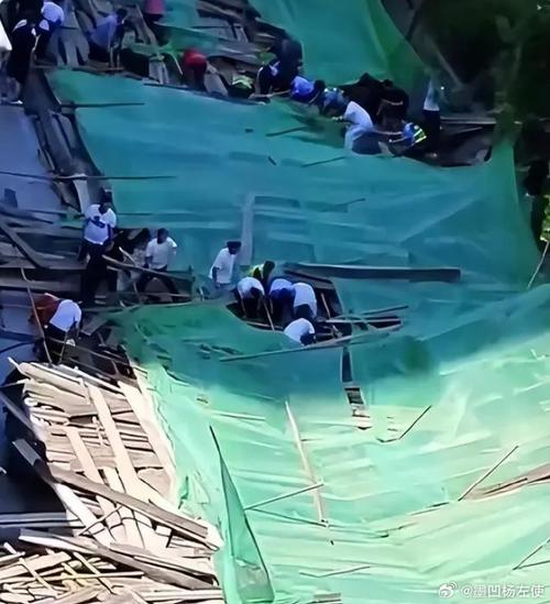 武汉一小区维修外墙时安全通道发生倒塌,7人受伤