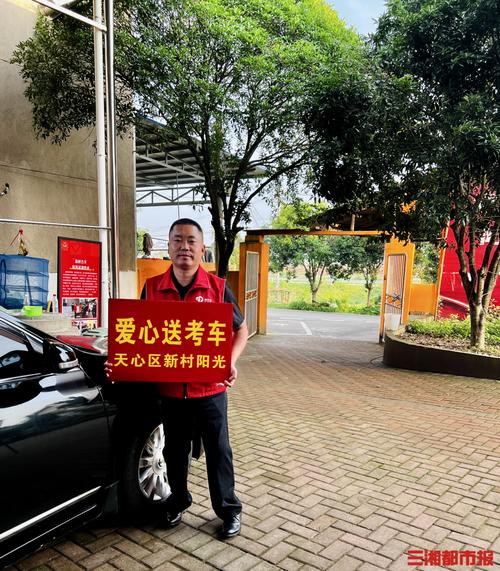 厦门:母子齐上阵 爱心送考路上传承接力