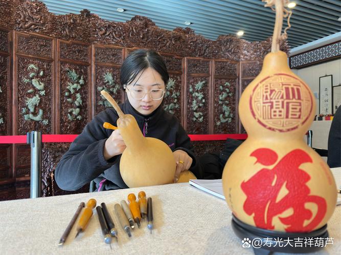 山东烟台:“彩妆”葫芦展现胶东风情