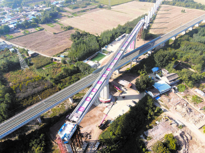 石衡沧港城际铁路首个跨高速铁路连续梁转体成功