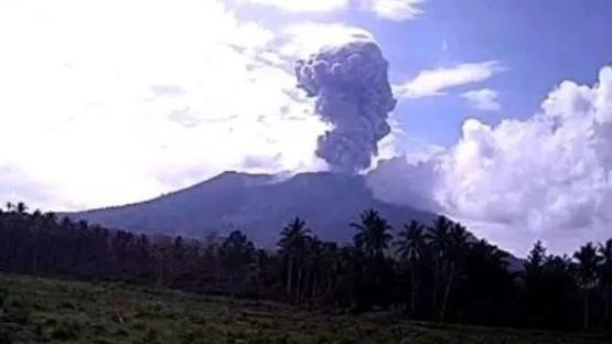 印尼两座火山发生喷发