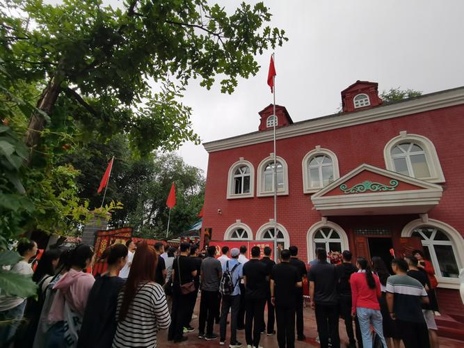 新疆大叔在小院坚持升旗15年 将各民族人民爱党爱国情怀代代相传