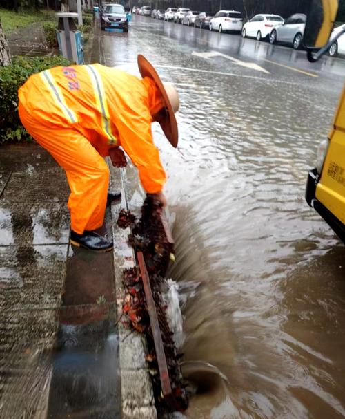 全国多地遭遇强降雨 各地各部门积极应对保安全保畅通