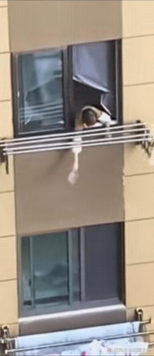 万万没想到!女子顶楼晒被子,发现邻居……