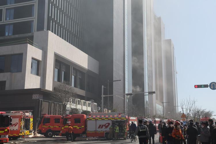 韩国釜山一度假村工地发生火灾 已致6人死亡