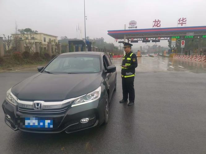 疑运管人员在高铁站外查黑车,被顶在车头开出数米远,当地多部门回应