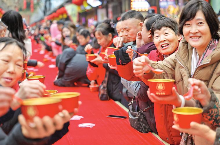 高原“小北京”:民众品粥赏民俗 畅游古城过腊八