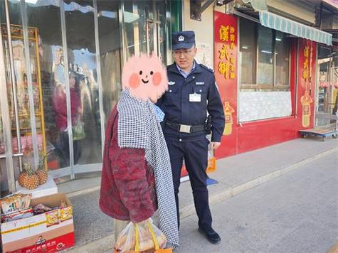 老人外出突感身体不适 巡查执法队员暖心救助