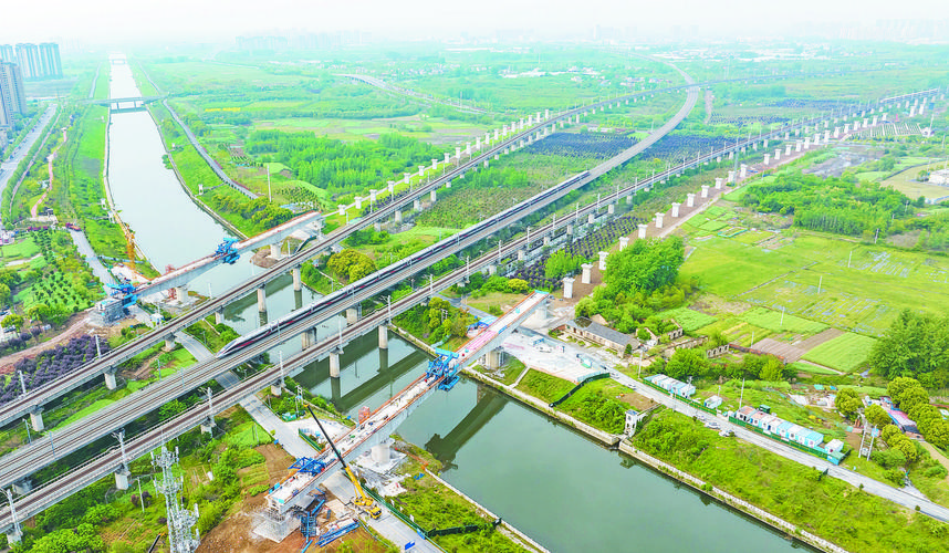 沪宁合高铁江苏段跨沪陕高速连续梁合龙