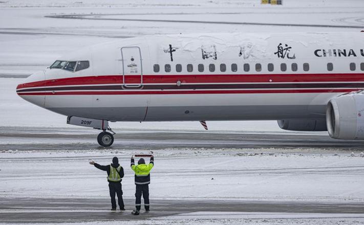 北京首都、大兴机场多举措除冰雪 保障航班运行