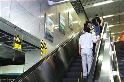 北京公交警方:男子在地铁扶梯上偷拍女生裙底被行拘