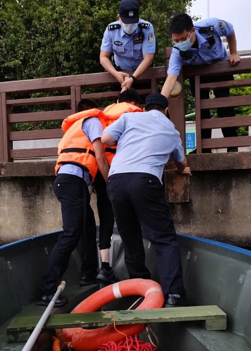 兰州:男子跳河轻生 民警成功施救