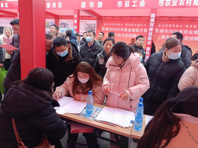 新春走基层丨一场“热气腾腾”的万人招聘会