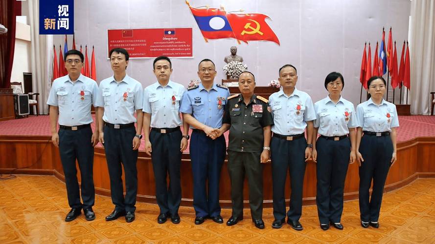 中国军队第十批援老挝医疗专家组抵达万象