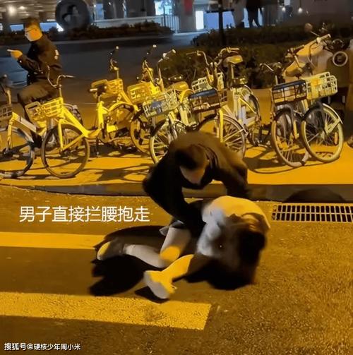 深圳一女子看望醉酒男友途中摔伤腿,对方闭门不见后将30多只鞋高空抛下,判了
