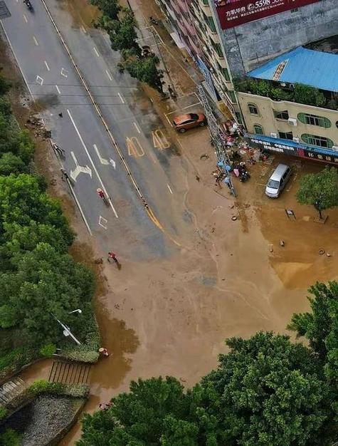 暴雨如注!广东北部等地未来三天雨势猛烈 强对流也来“凑热闹”
