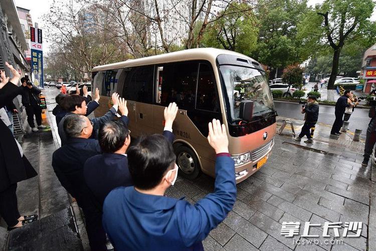 心系民之所盼 住湘全国政协委员抵达北京