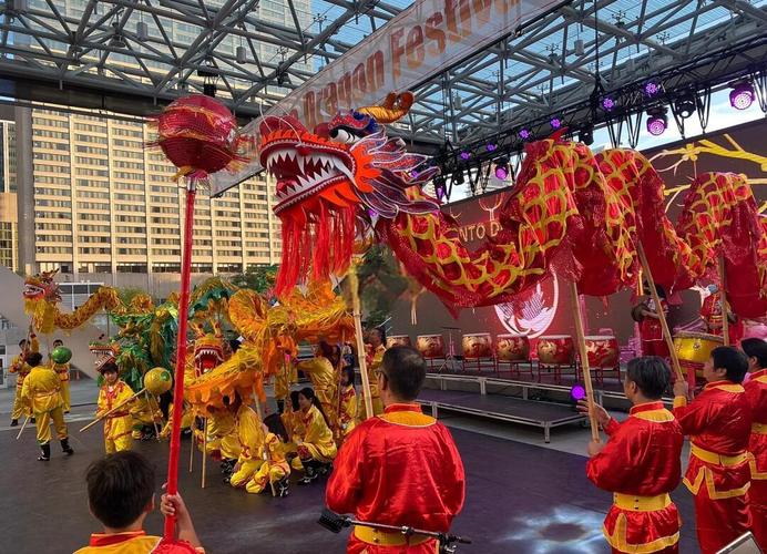 加拿大多伦多第五届龙文化节揭幕 市政厅前巨龙再成地标