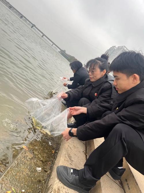 “捕鱼人”变“补鱼人” 攸县多部门联合开展增殖放流活动