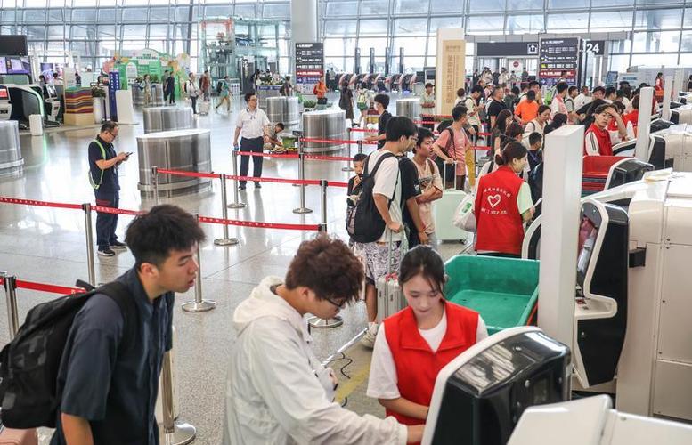 1.33亿人次!学生流、旅游流、探亲流叠加 各地机场开启“暑运”模式