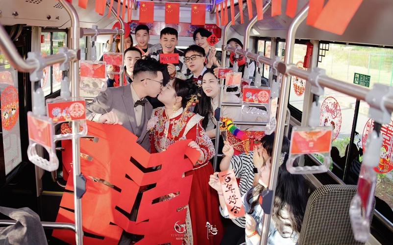 回村创业年入30万,益阳一新郎乘插秧机接亲:比奔驰宝马还拉风