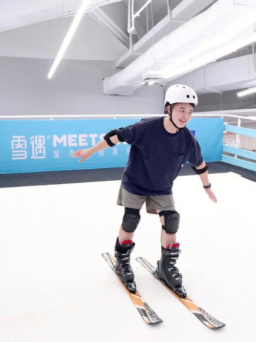 大湾区年轻人摩拳擦掌 率先备战冰雪季 深圳成滑雪培训热门搜索城市