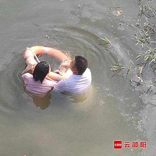 湖南新化76岁老翁救起落水儿童