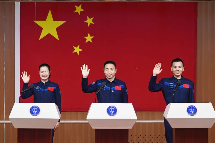 回顾神舟十九号航天员出征过程
