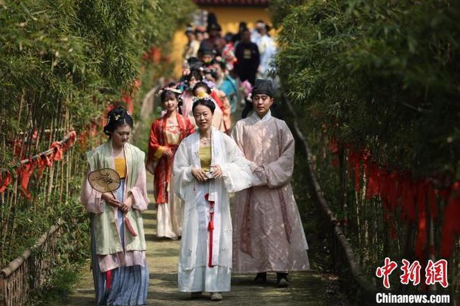 (新春走基层)浙江舟山:穿汉服玩穿越 游客解锁春节新玩法