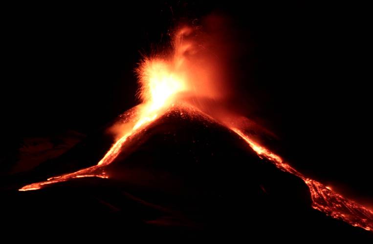 意大利埃特纳火山再次喷发 附近机场一度停航